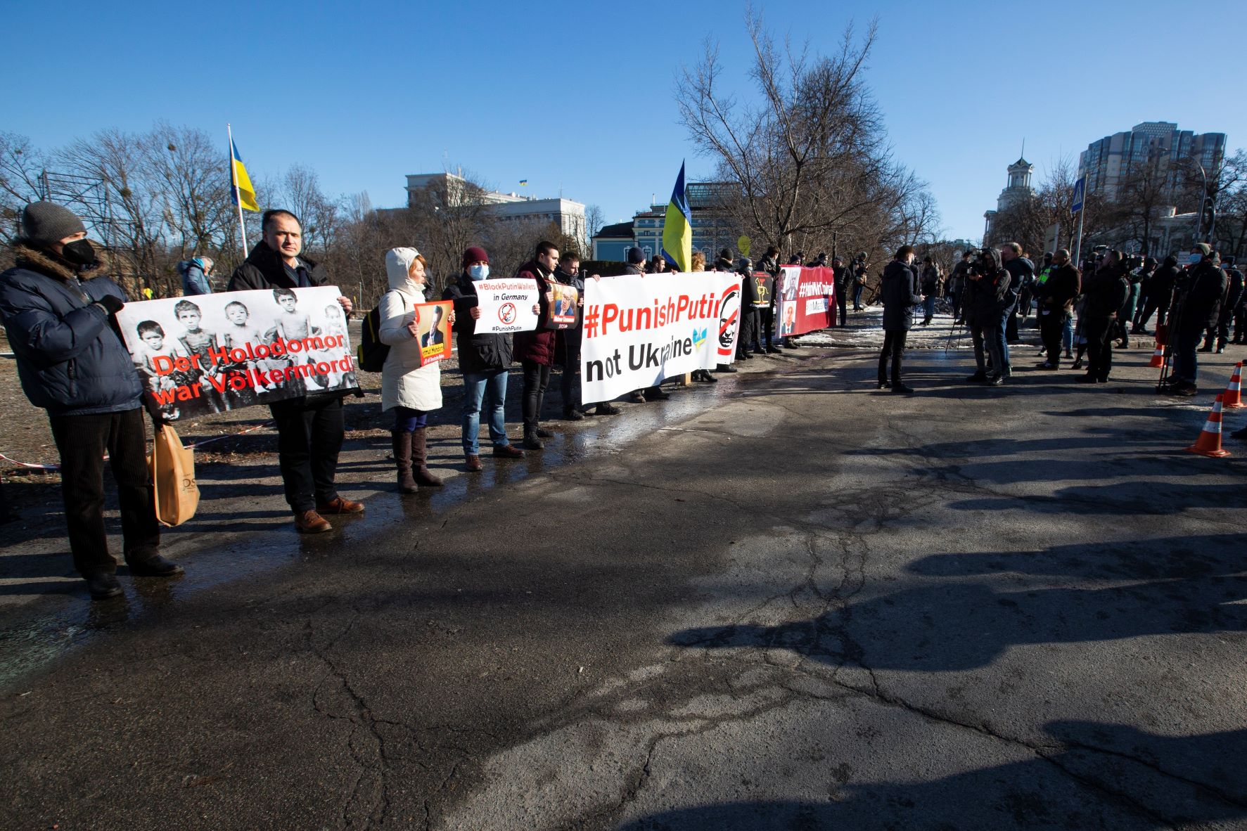 متظاهرون يحملون يافطات معادية لبوتين في وقت جرت فيه محادثات بين الرئيس الأوكراني فولوديمير زيلينسكي والمستشار الألماني أولاف شولتز في كييف، 14 فبراير 2022 