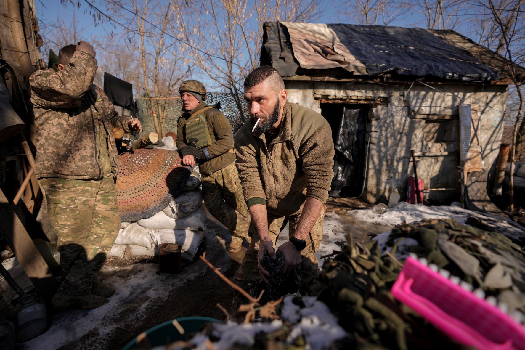 مجنّد أوكراني يغسل قميصه أثناء وجوده على الخط الأمامي، خارج بلدة "بوباسنا" في منطقة لوهانسك، بشرق أوكرانيا، 14 فبراير 2022 