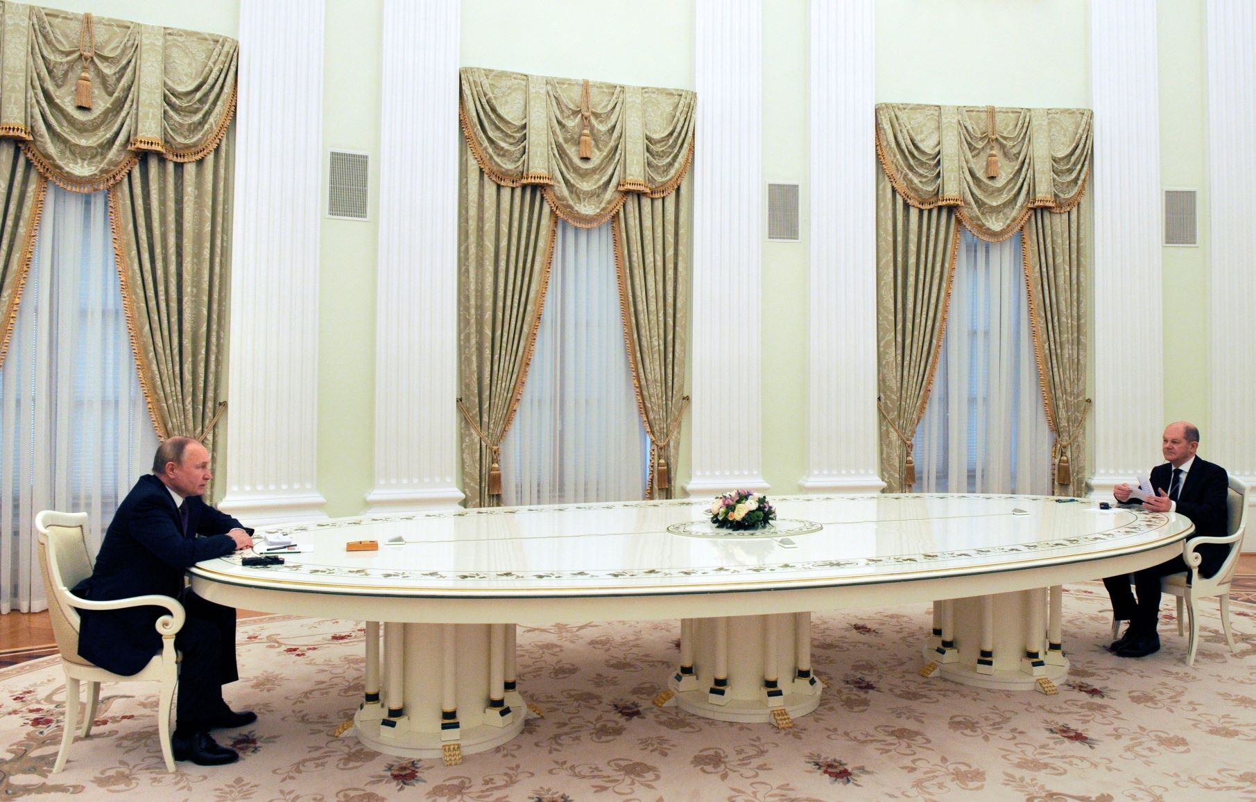 الرئيس الروسي فلاديمير بوتين أثناء مباحثاته مع المستشار الألماني أولاف شولتز في موسكو، 15 فبراير 2022 