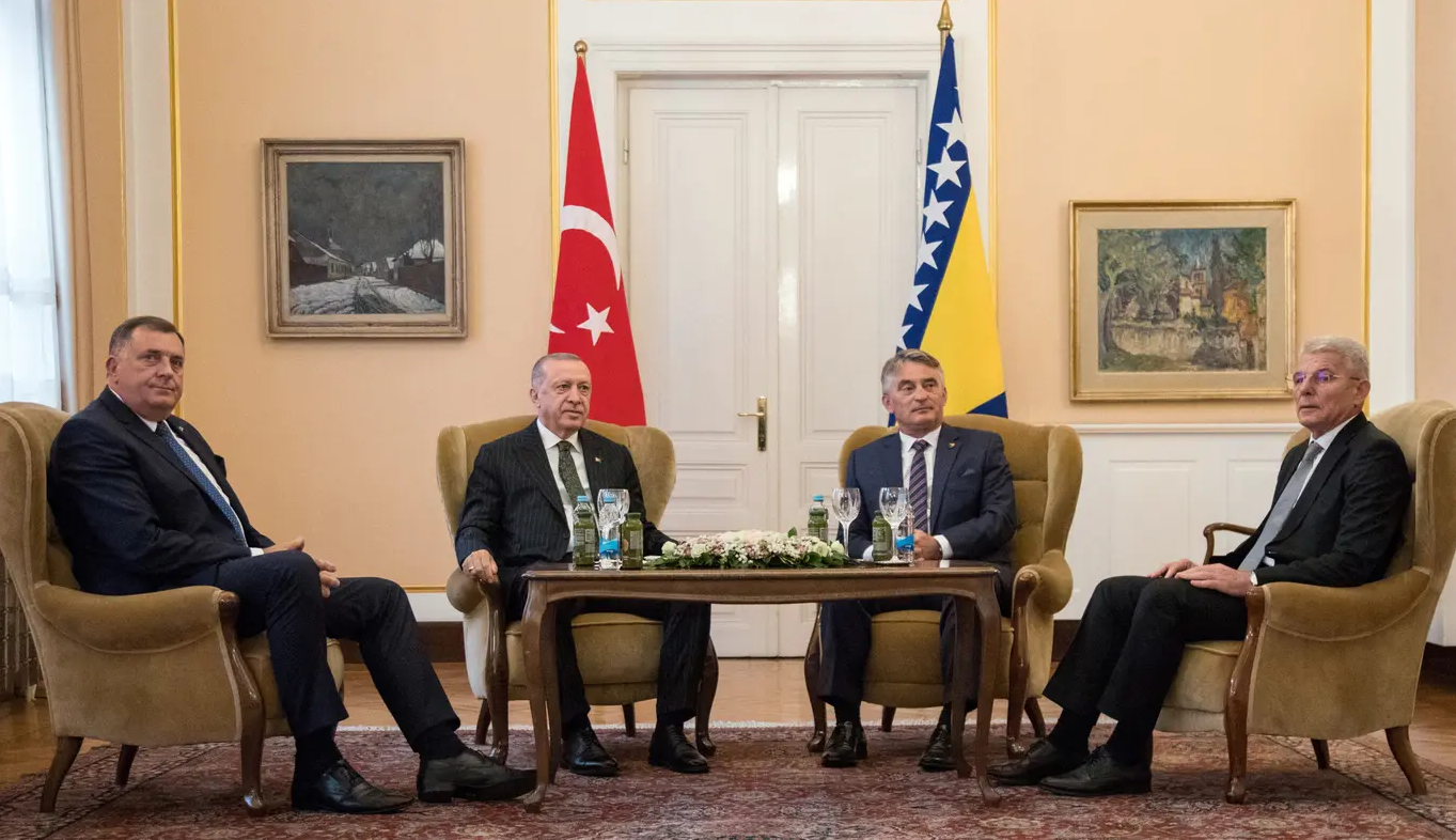 الرئيس التركي أردوغان برفقة زيلكو كومشيتش وميلوراد دوديك وشفيق جفروفتش في سراييفو