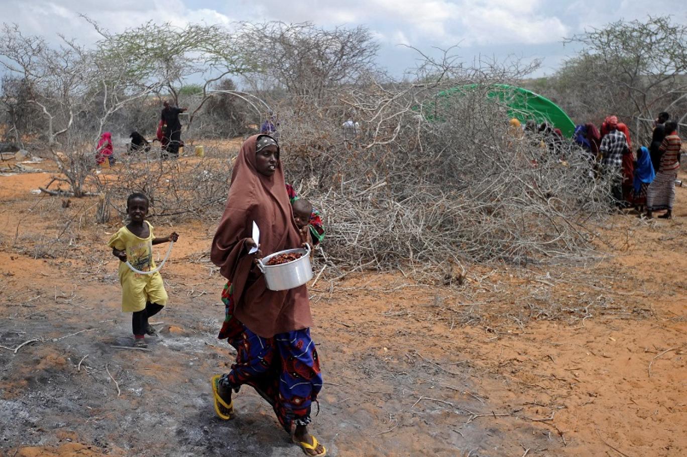 تتعرض نساء الصومال لاعتداءات جنسية وعنف خلال رحلتهم للبحث عن الماء (أ ف ب).jpeg
