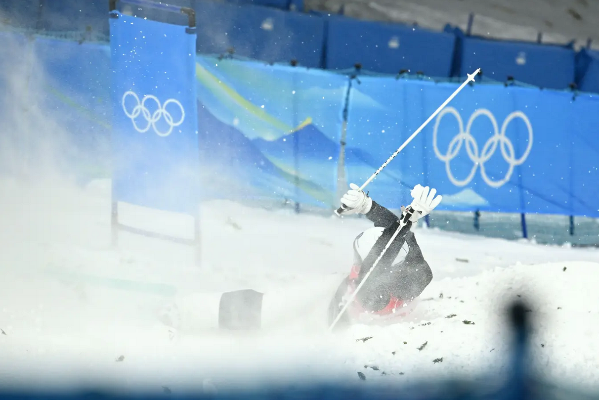 سقطت المتزلجة ليوني البريطانية جيركين سكوفيلد، أثناء أولى جولاتها في مسابقة التزلج خلال دورة بكين
