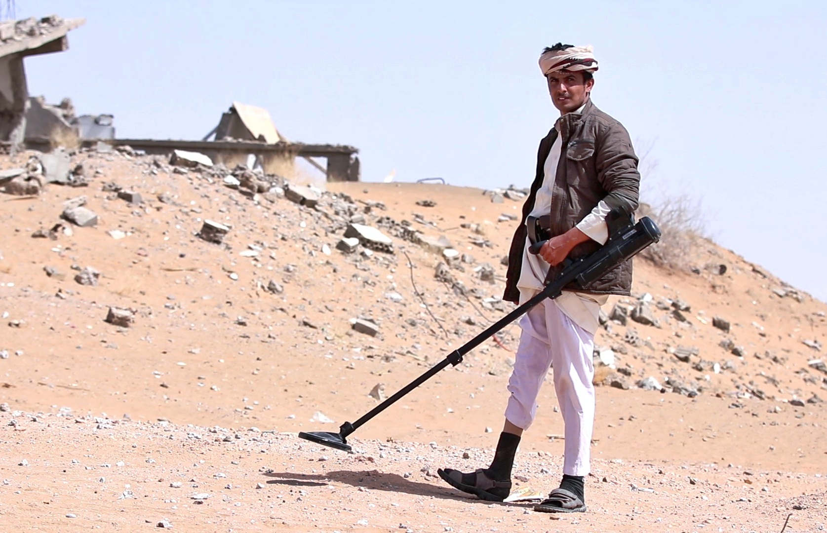 يوسف يستخدم معدات تقنية للبحث عن الألغام في عسيلان (اندبندنت عربية)