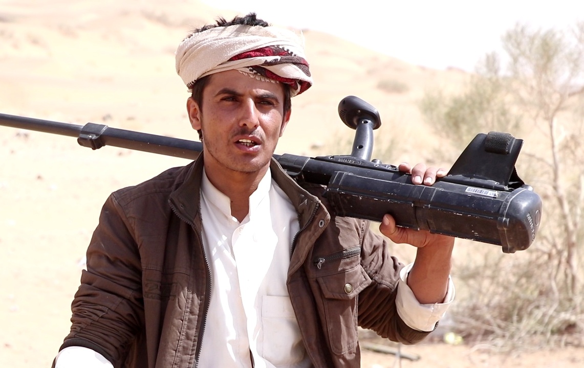 يوسف آلمزنان الذي نشط وعائلته في نزع الألغام في اليمن (اندبندنت عربية)