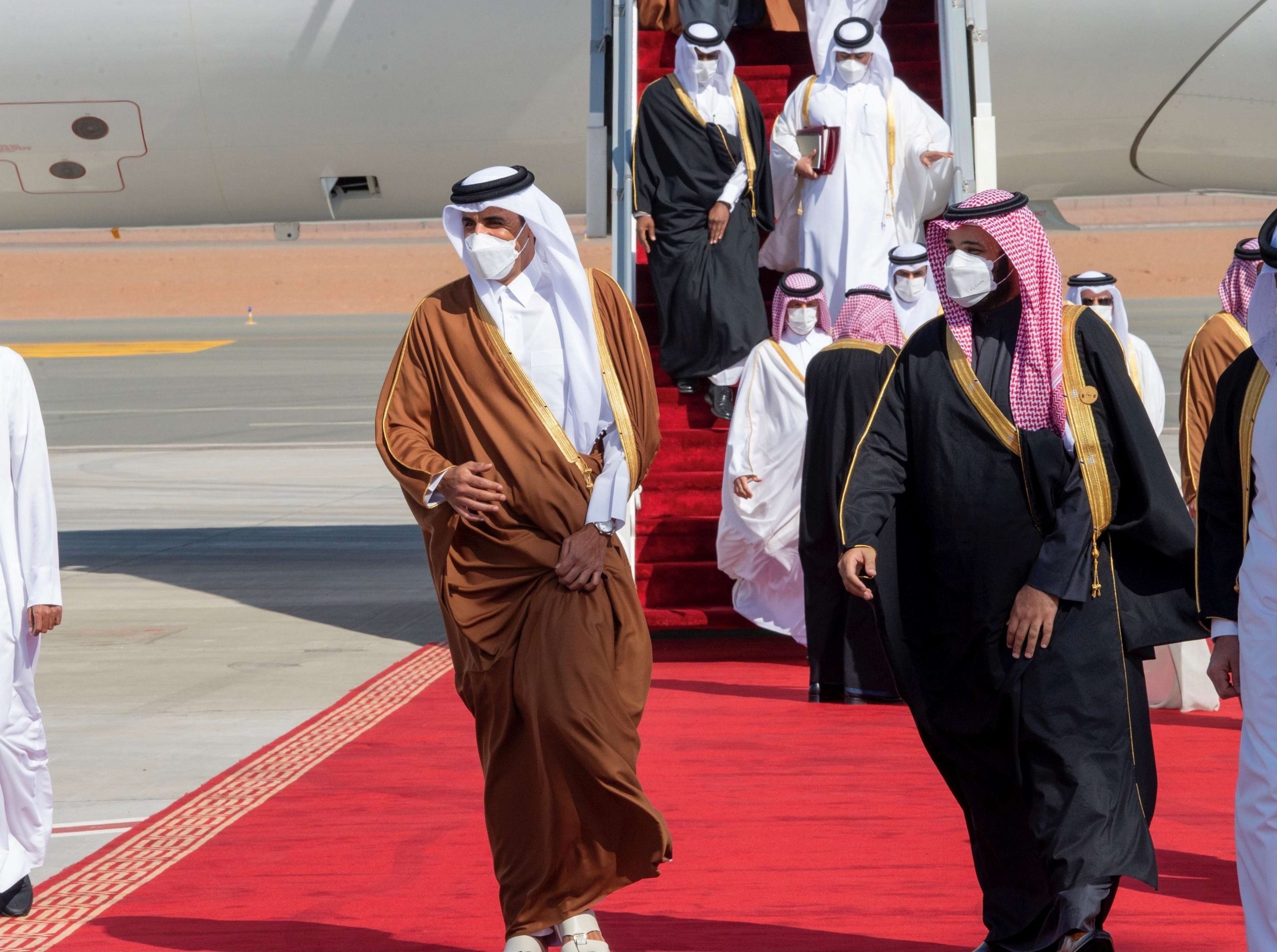 ولي العهد السعودي الأمير محمد بن سلمان وأمير قطر تميم بن حمد في قمة المصالحة في الدوحة (واس)