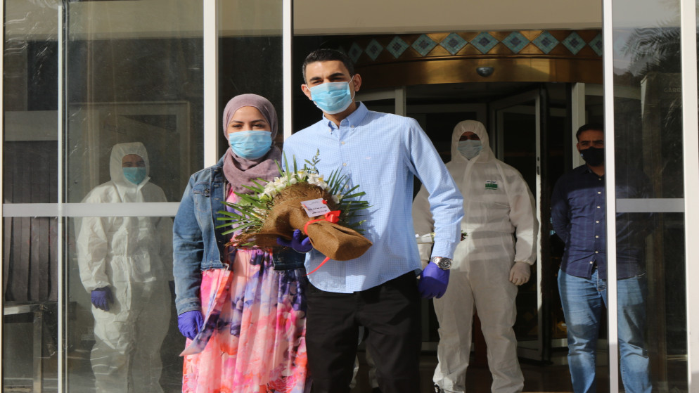 عريسان أردنيان يقيمان زفافاً متواضعاً بسبب الحجر الصحي (اندبندنت عربية - صلاح ملكاوي)