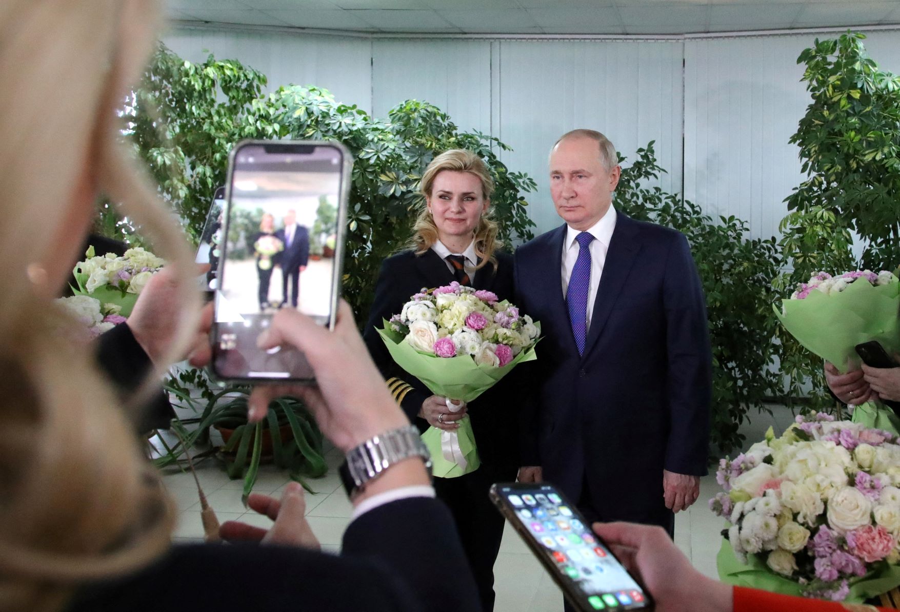 المرأة المحافظة سيدة المنزل في مفهوم بوتين (رويترز)