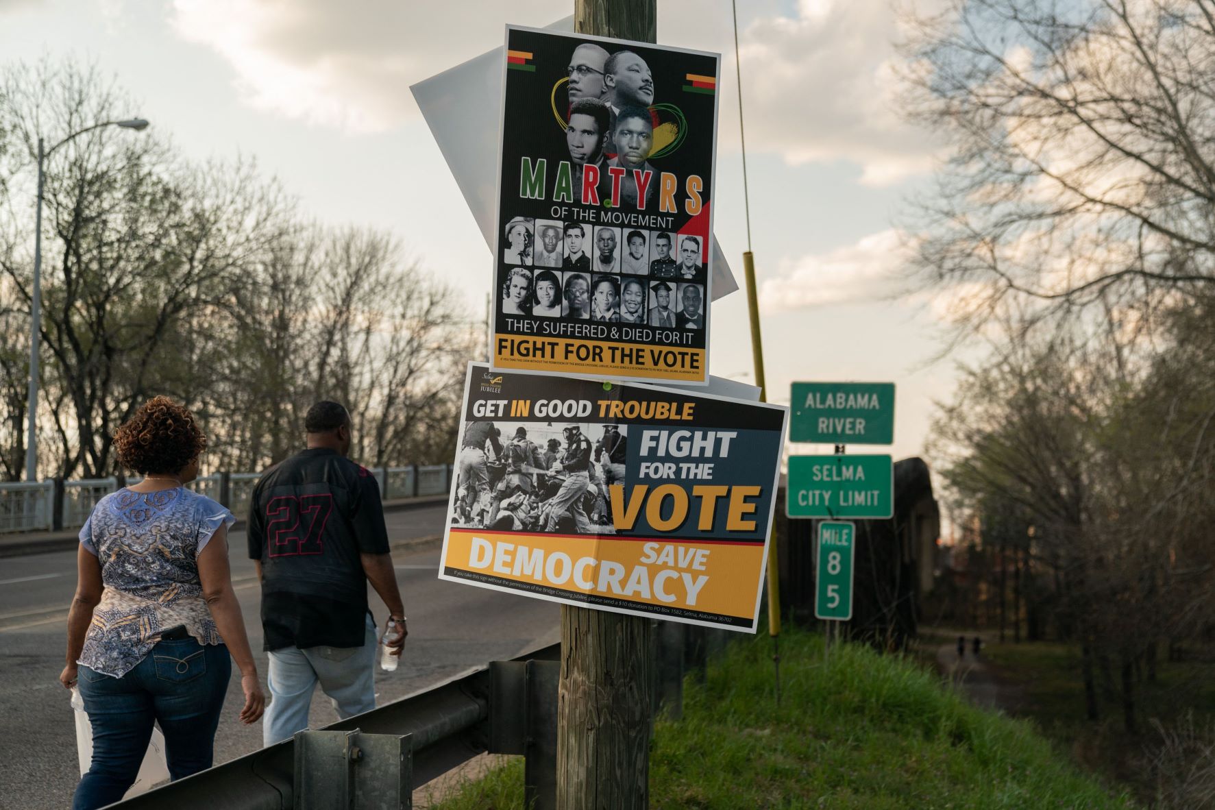 ملصقات تذكر بالنضال من أجل الحقوق المدنية، قرب "جسر إدموند بيتس" قبل أيام من الذكرى 57 لـ"الأحد الدامي" في بلدة "سيلما" بولاية آلاباما، في 05 مارس 2022. ففي 07 مارس 1965، قمعت تظاهرة ضمت العشرات عند اقترابها من ذلك الجسر. وبعد يومين، قاد مارتن لوثر كينغ ت