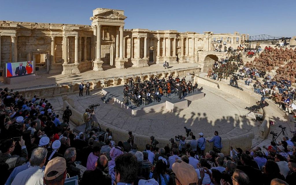 حفلة المسرح القديم في تدمر التي أقامها فاليري غيرغييف بعد سيطرة الجيش الروسي على المدينة (غيتي)