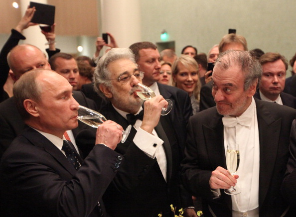 فاليري وعدد من الفنانين مع الرئيس الروسي في افتتاح مسرح في سانت بطرسبرغ 2013 (غيتي)