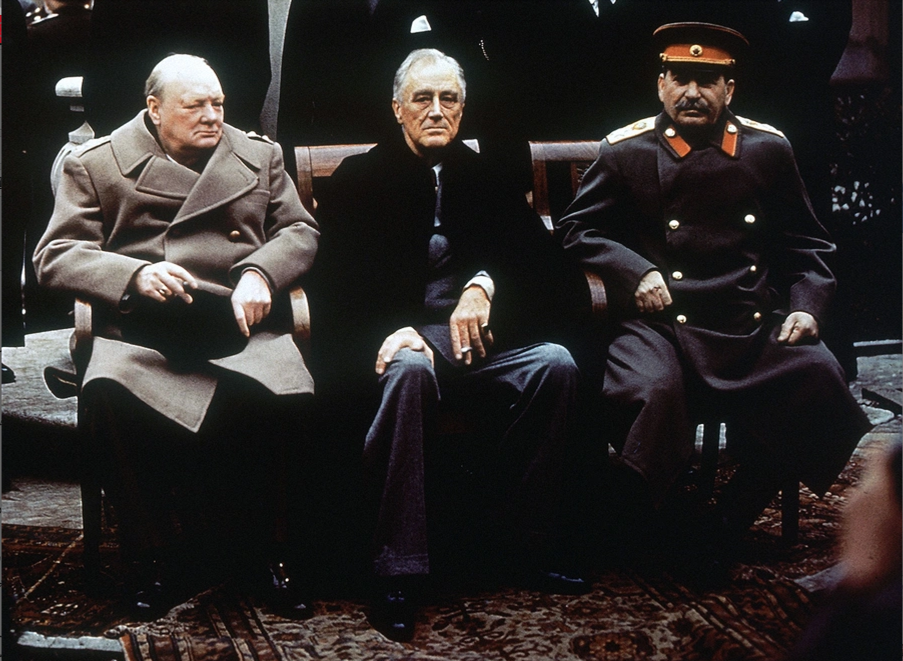  الزعيم السوفياتي جوزيف ستالين والرئيس الأميركي فرانكلين روزفلت ورئيس الوزراء البريطاني ونستون تشرشل بعد الحرب العالمية الثانية، فبراير 1945 (أ ب)