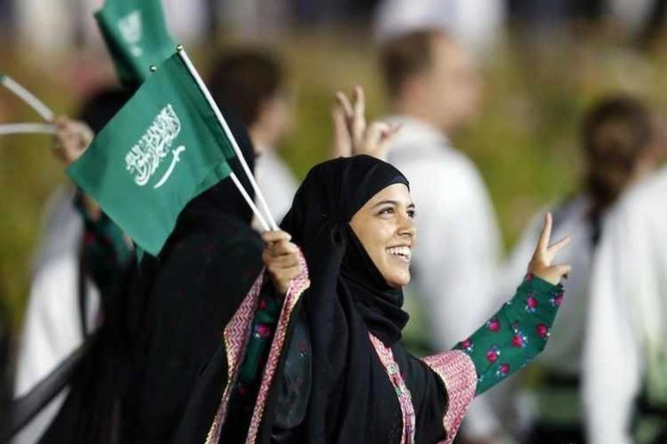 شابة سعودية أثناء استعراض الفرق المشاركة في الاولمبياد (رويترز)