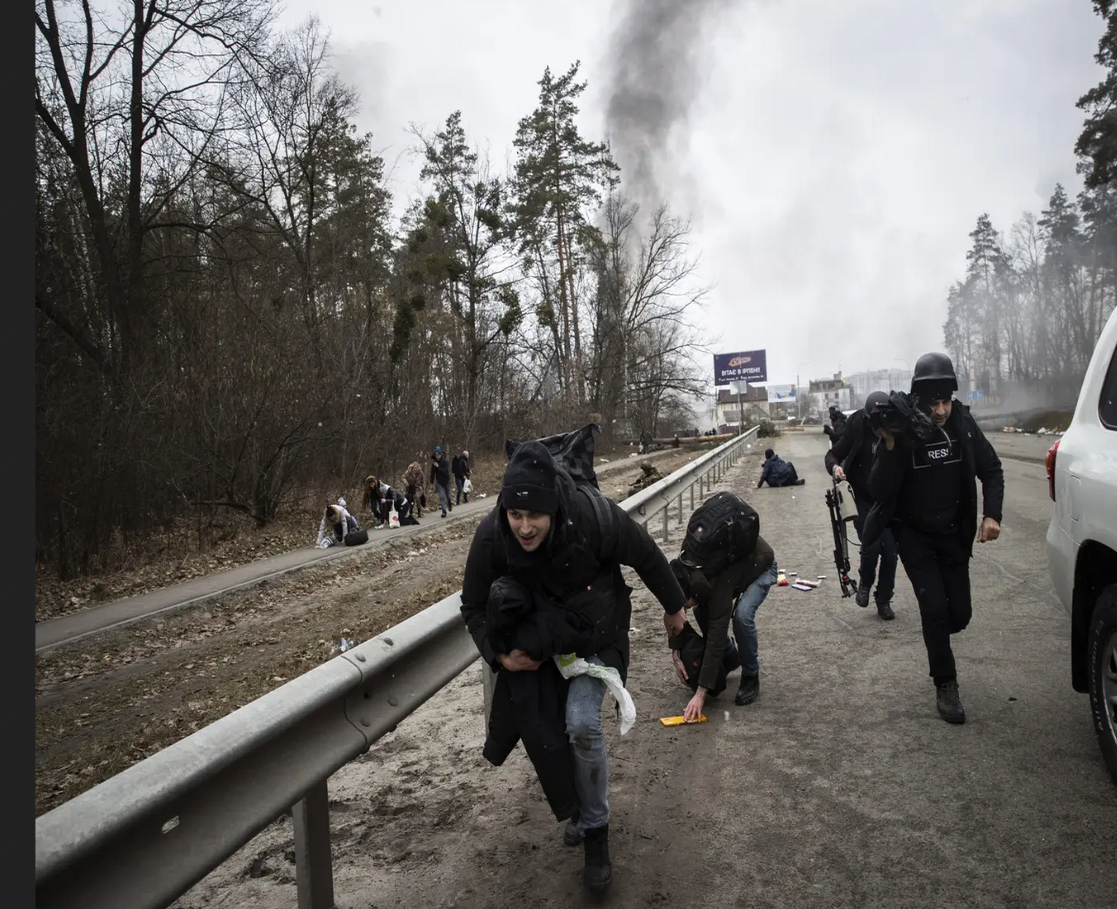 مدنيون يهربون من انفجار أثناء محاولتهم مغادرة "إربين"