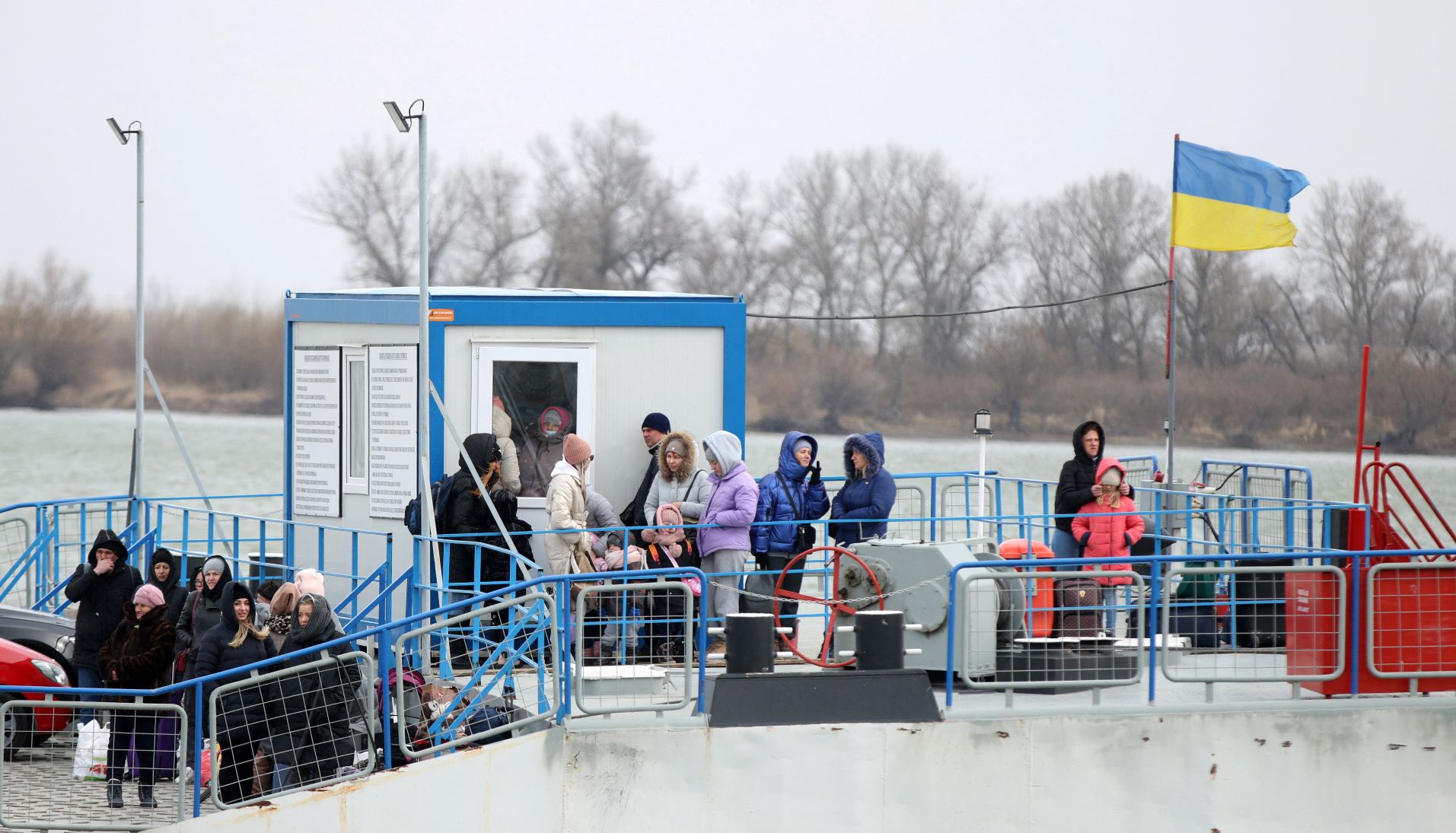 أناس يفرون من أوكرانيا إلى رومانيا، أثناء عبورهم نقطة  "إيزاكيا" الحدودية، في 11 مارس 2022 