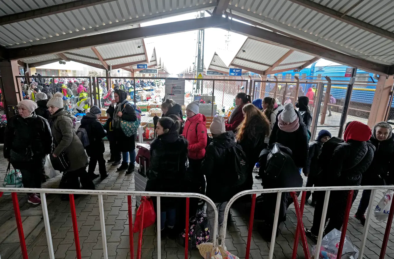 ارتصت صفوف الناس بعد وصولهم إلى محطة "برزمسيل" البولندية في قطار آت من أوديسا الأوكرانية 