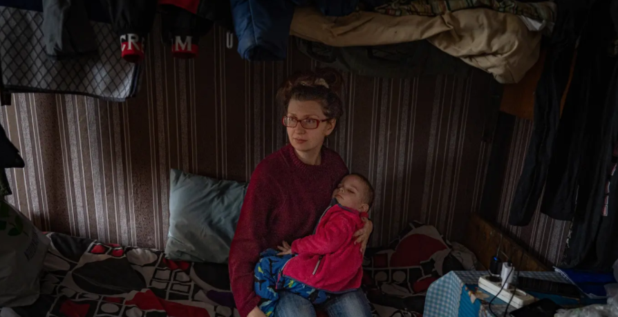 أوليسيا وطفلها الصغير هربا من ماريوبول في وقت سابق خلال الحرب (بيل ترو).png