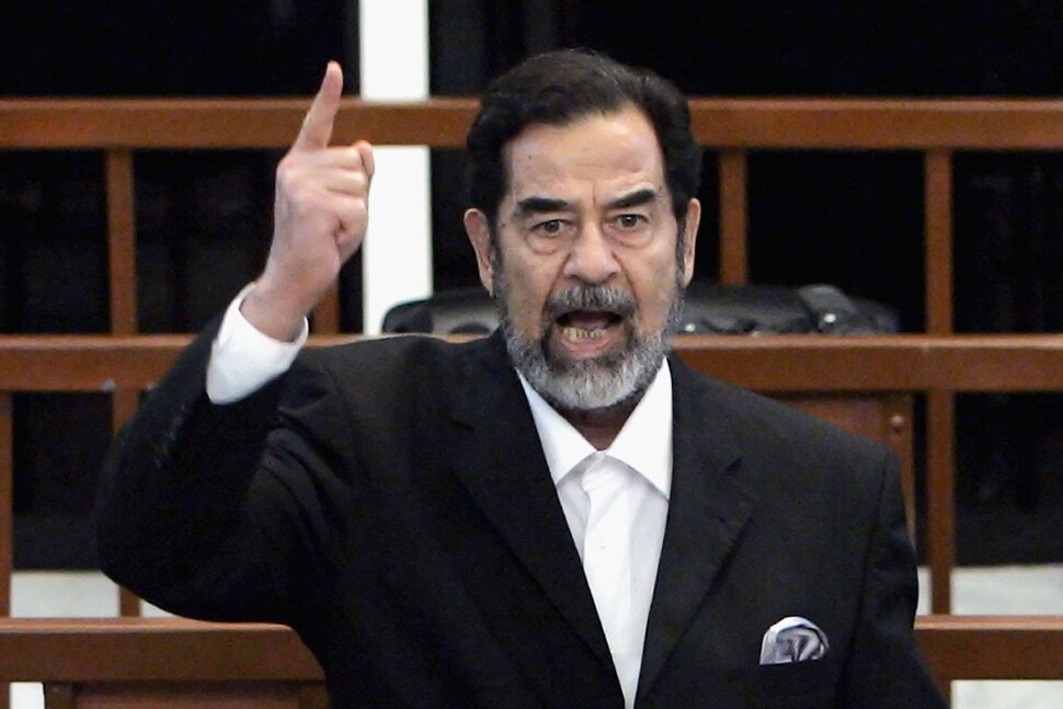 صدام حسين خلال محاكمته عام 2006 (غيتي).jpeg