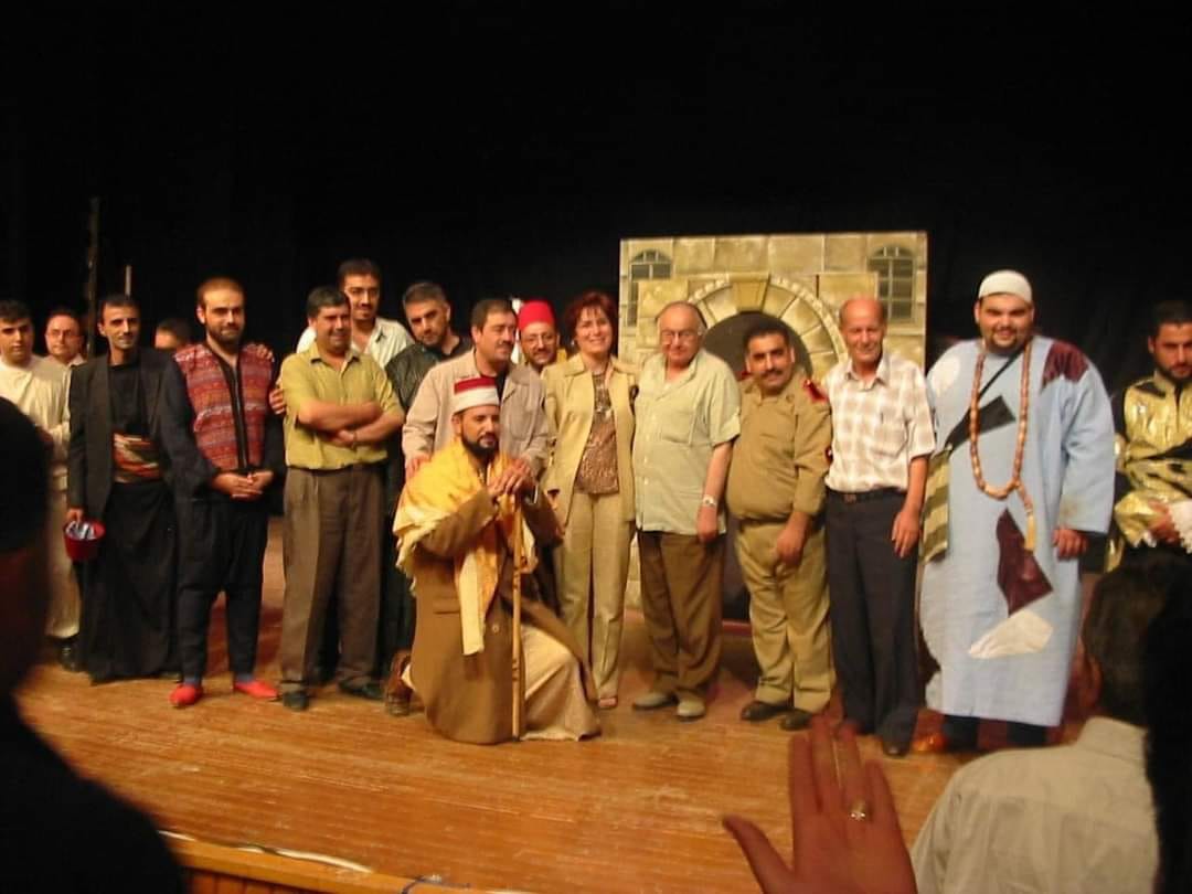 الكاتب وليد إخلاصي مع فرقة مسرح حلب عام 2006 بعرض  مقام إبراهيم وصفية.jpg