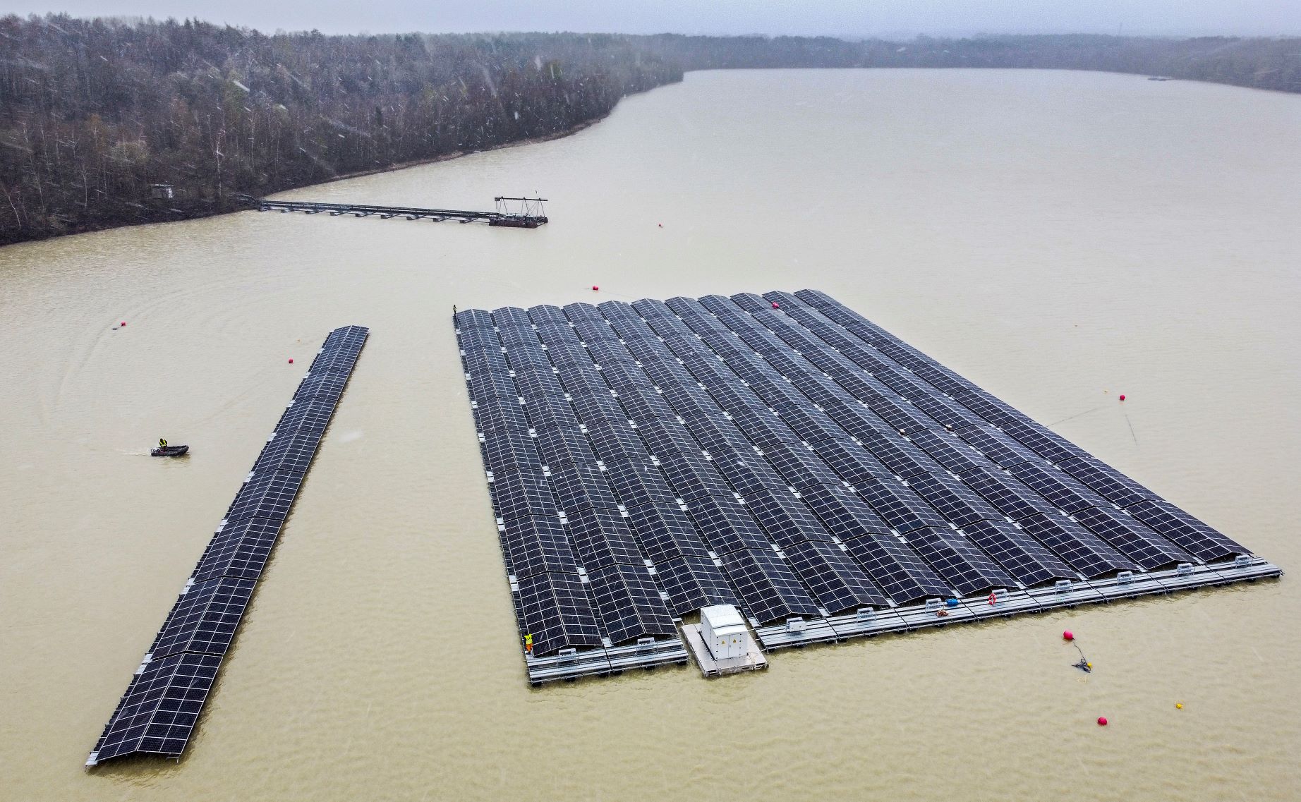 ألواح استخراج الكهرباء من الطاقة الشمسية وقد ثُبتت في منصة عائمة فوق مياه بحيرة "هالتيرن" في ألمانيا، بتاريخ 01 إبريل 2022 
