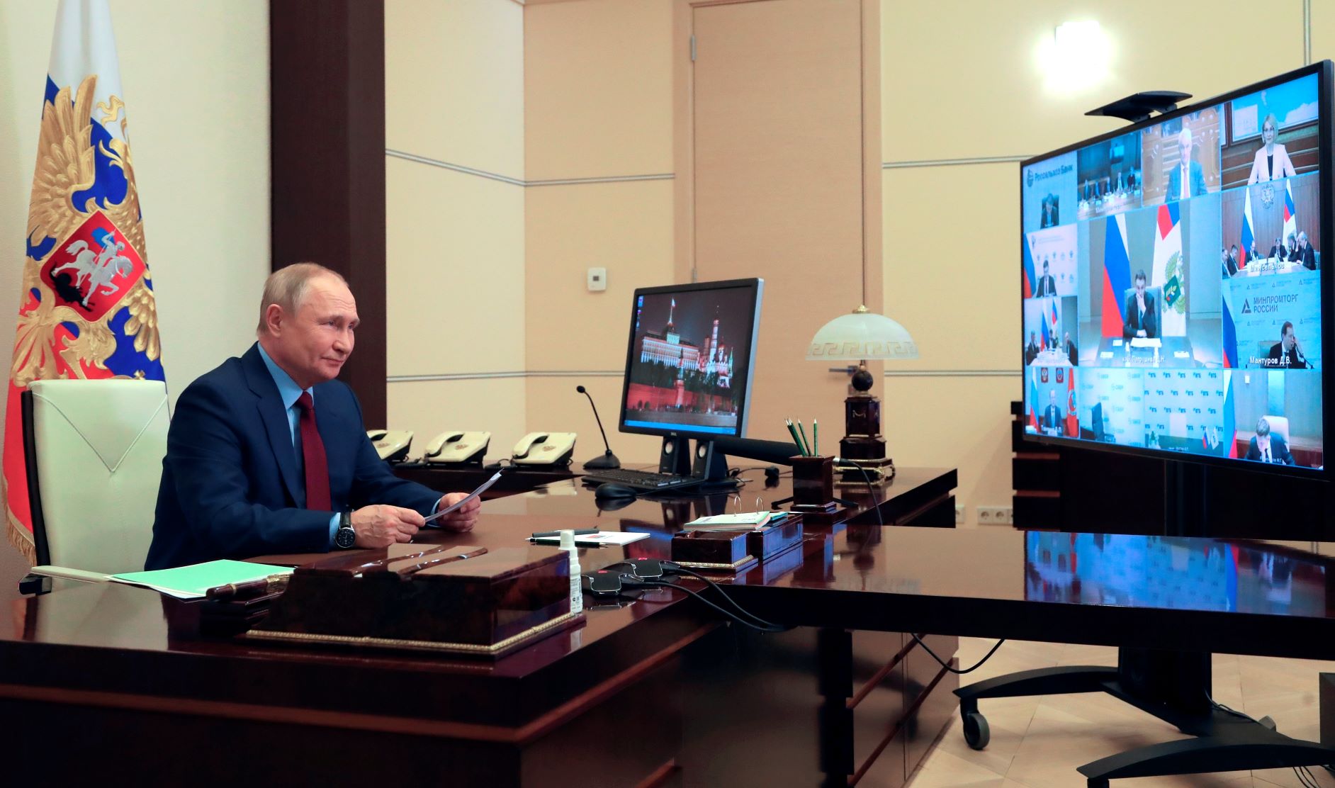 الرئيس الروسي فلاديمير بوتين يدير مؤتمر بالفيديو حول صناعتي الزراعة والصيد، من مقر رئاسته خارج موسكو. بتاريخ 05 إبريل 2022 