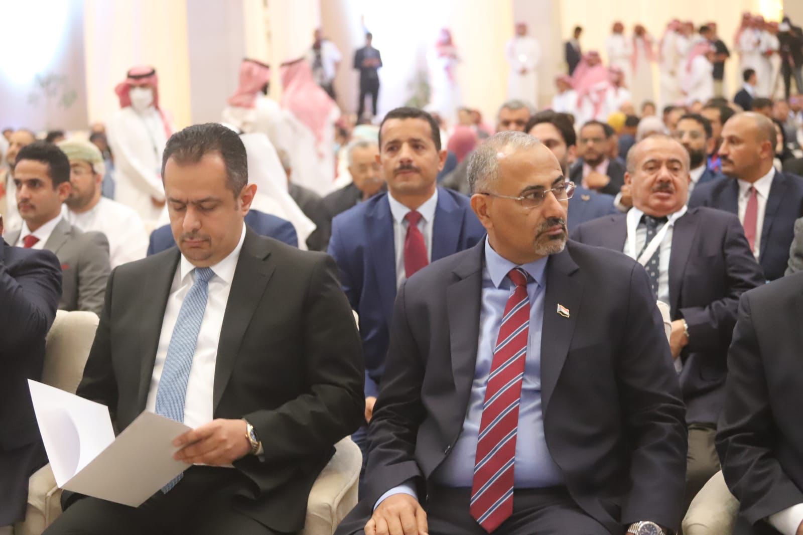 عيدروس الزبيدي بجوار رئيس الوزراء معين عبدالملك في مشاورات الرياض (اندبندنت عربية - هشام الشبيلي)