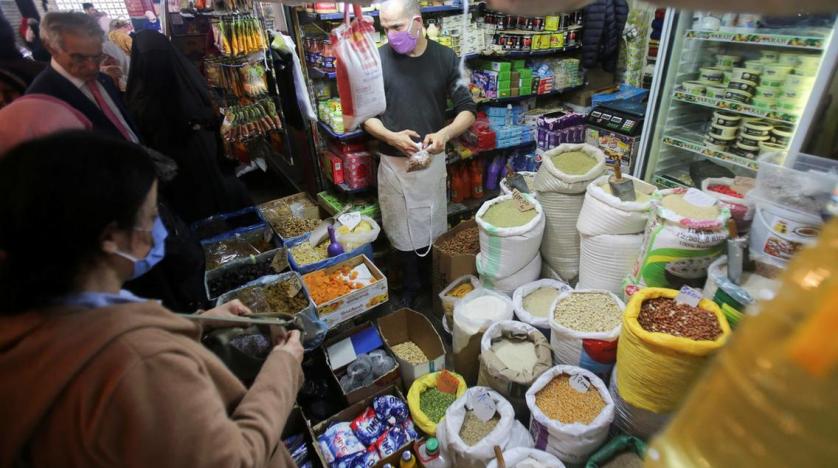 يكثر الإقبال في الجزائر على المواد الاستهلاكية بشكل كبير جداً (رويترز)