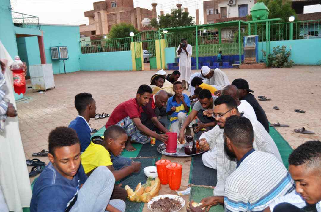 الافطار الجماعي خارج المنازل  سمة رمضان الاساسية في السودان (اندبندنت عربية - حسن حامد)