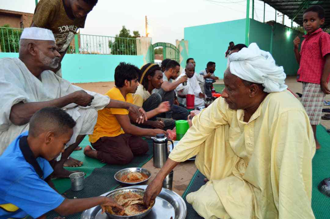 عائلة سودانية تتناول طعام الإفطار (اندبندنت عربية - حسن حامد)