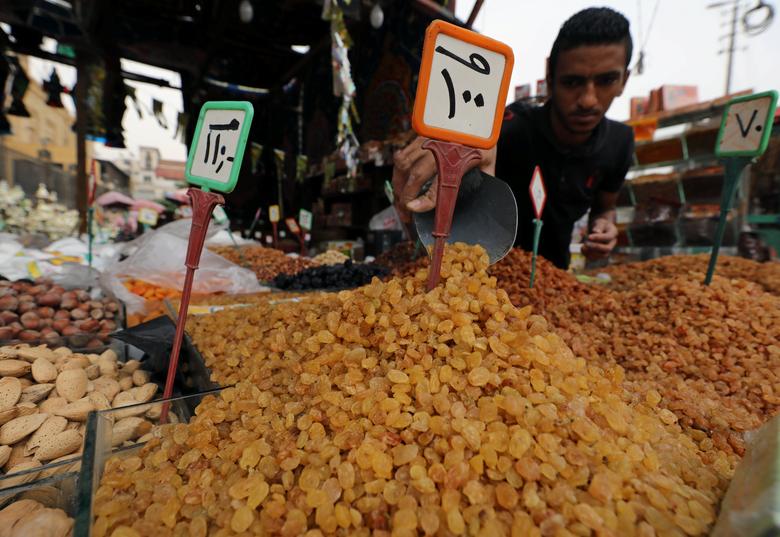 تقابل معدلات الاستهلاك الكبيرة أرقاماً أكبر لحجم الطعام المهدر في مصر (رويترز)