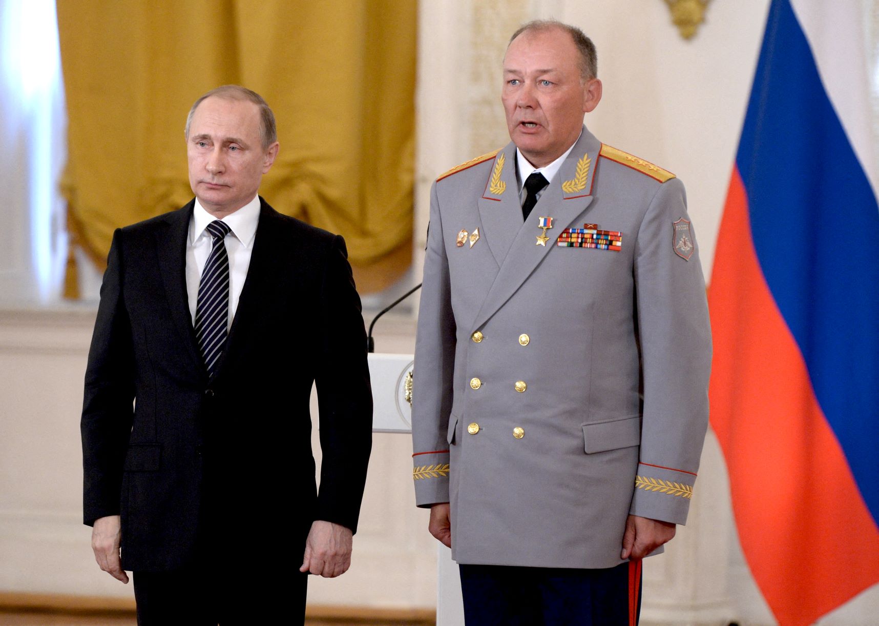 الرئيس الروسي فلاديمير بوتين كرم مساعده الأول للشؤون العسكرية المركزية الجنرال آلكسندر دفورنيكوف بمنحه لقب "بطل الاتحاد الروسي". موسكو، بتاريخ 17 مارس (آذار) 2022