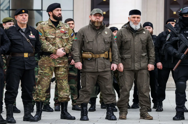 رمضان قديروف منتعلاً حذاءً من ماركة "برادا"، أثناء مشاركته في معاينة قوات جمهورية الشيشان وعتادها العسكري في مقر إقامته في غروزني، 25 فبراير 2022 