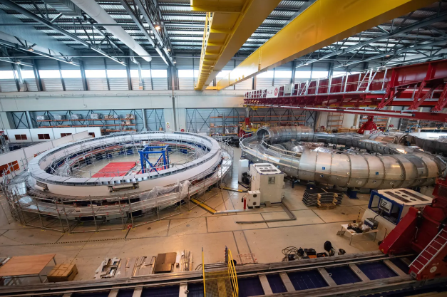 يعتبر تركيب أنابيب اللدائن الملتفة جزءاً من النظام المغناطيسي الذي سيسهم في تشغيل مفاعل الـ"توكاماك" للاندماج النووي الذي تستضيفه مدينة "سان بول لي ديورانس" في جنوب شرقي فرنسا 