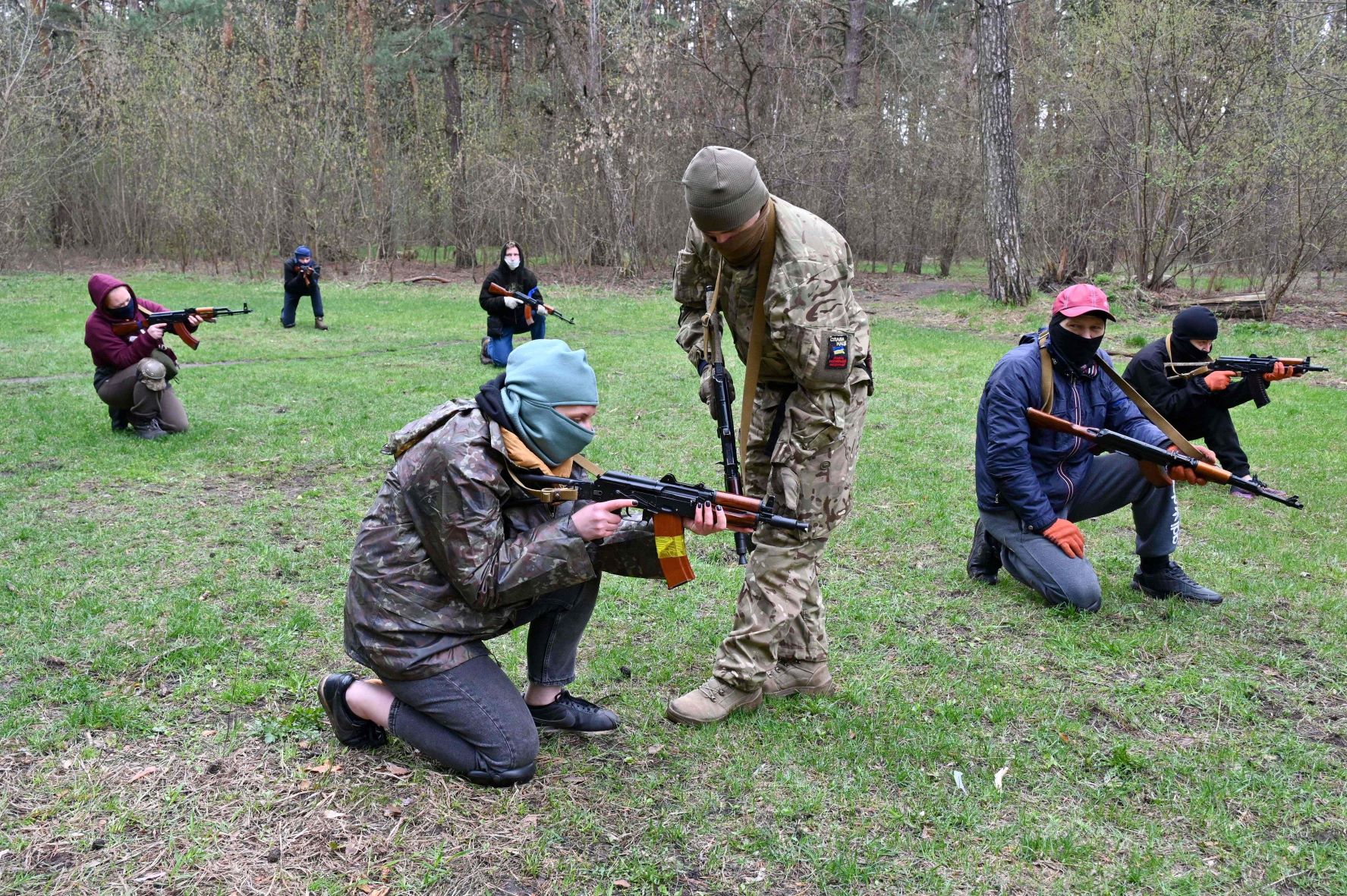 أشخاص يتدربون على القتال في مركز للتجنيد تابع للقوات المسلحة الأوكرانية في مدينة "خاركيف" بتاريخ 14 إبريل 2022