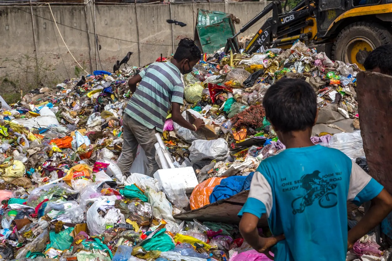 Indian children sort through rubbish_GettyImages-1227129707.jpg