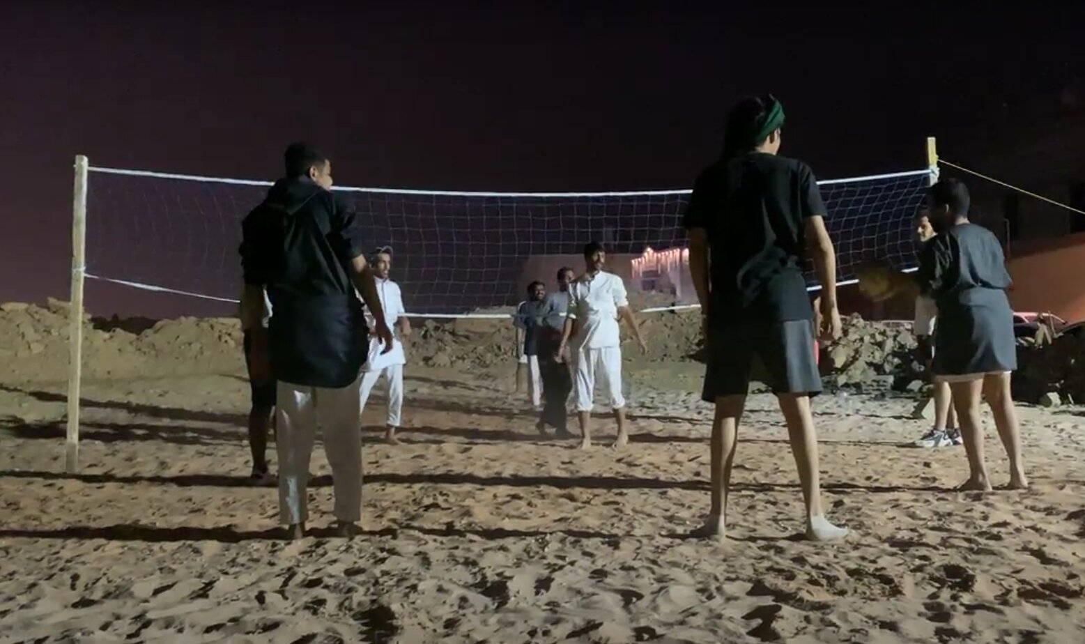 الكرة الطائرة هي لعبة موسمية يلعبها السعوديون في رمضان (اندبندنت عربية)