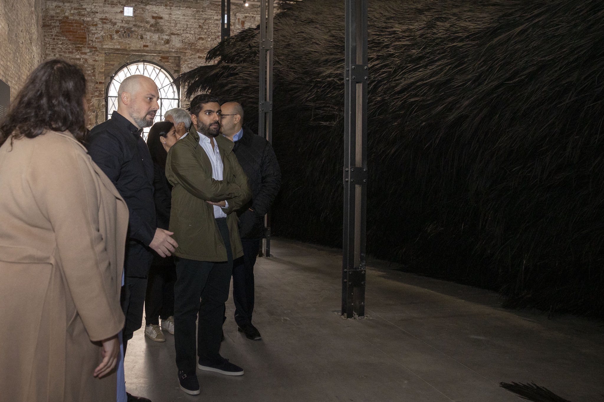 وزير الثقافة السعودي يستمع لشرح عن العمل من الفنان مهند شونو (تويتر الأمير بدر بن فرحان)