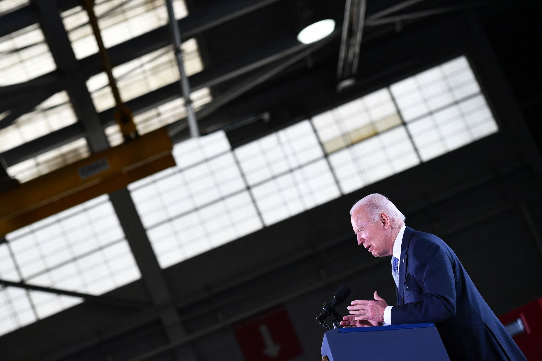 الرئيس الأميركي جو بايدن متحدثاً عن الاستثمار في البنية التحتية، من "مطار بورتلاند الدولي" داخل "قاعدة الطائرات المقاتلة 142" التابعة للحرس الوطني، بأوريغون، ولاية بورتلاند، بتاريخ 21 إبريل 2022