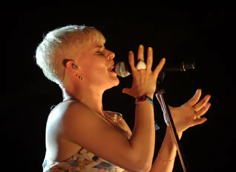 Queen of Scandipop Robyn performing in Indio, California, 2011.png