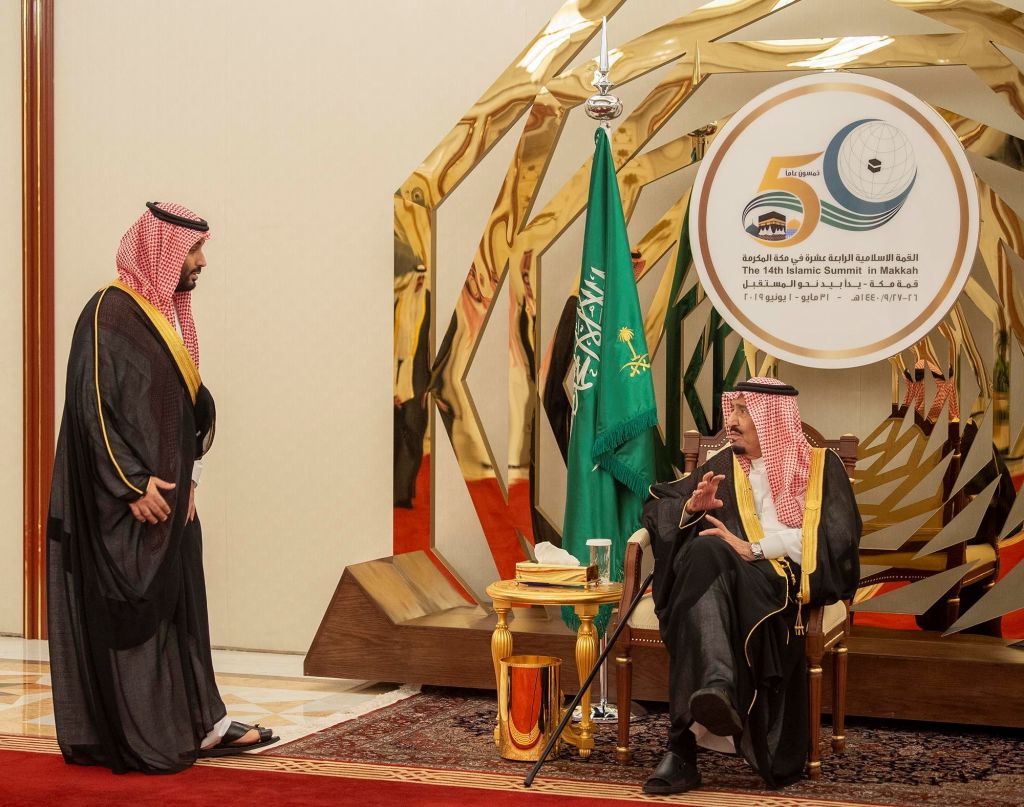الملك سلمان والأمير محمد بن سلمان أثناء استقبال وفود العالم الإسلامي لقمة 2019 في مكة (غيتي)