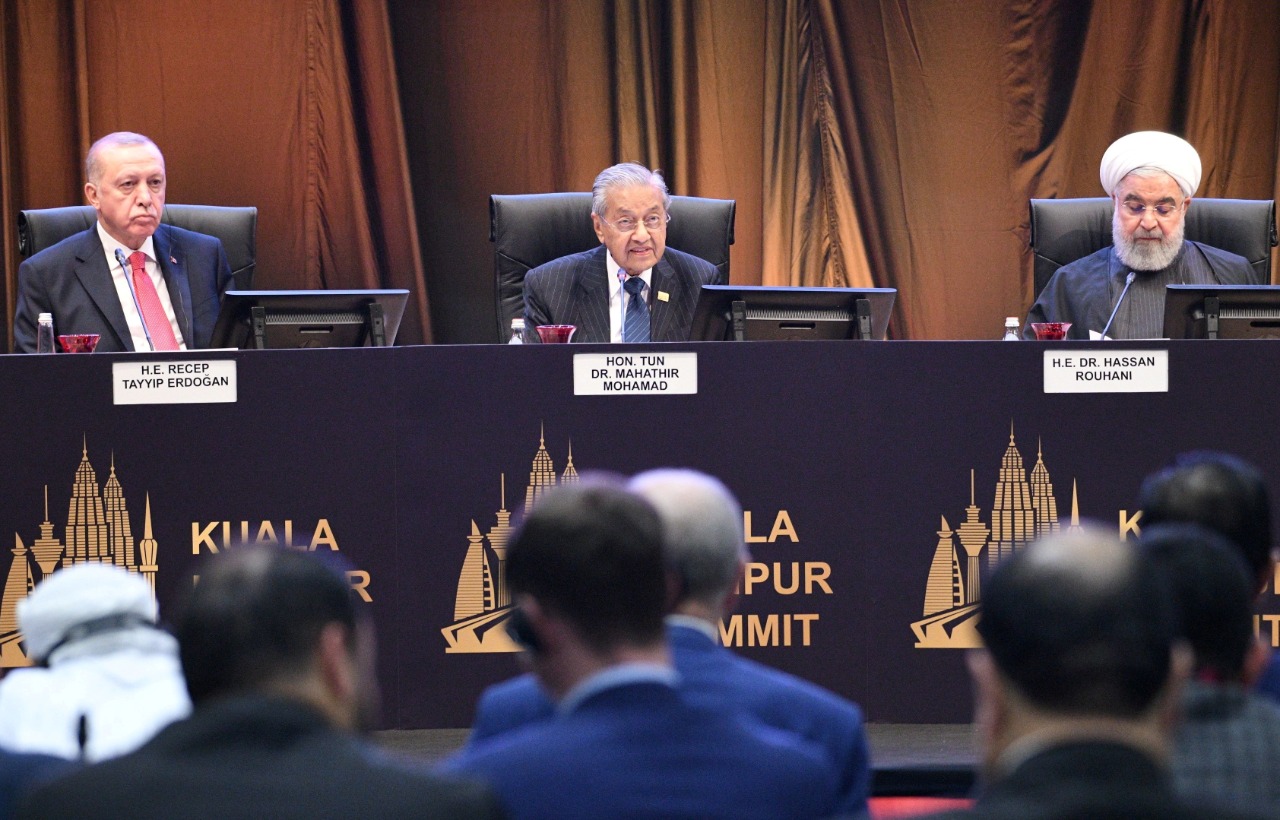 قمة كوالالمبور التي نظمتها تركيا وماليزيا كمشروع موازي لمنظمة التعاون الإسلامي (رويترز)