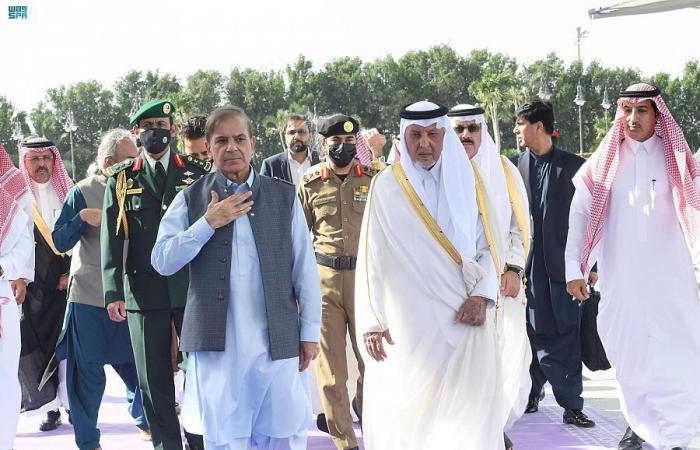 شهباز شريف عند وصول إلى مطار جدة (واس)