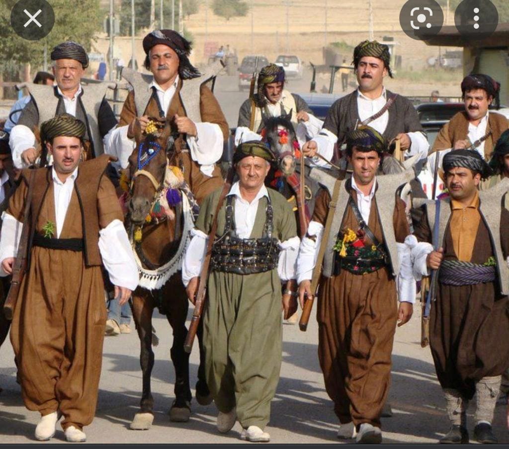 أزياء العراقيون للاحتفال بالعيد.jpg