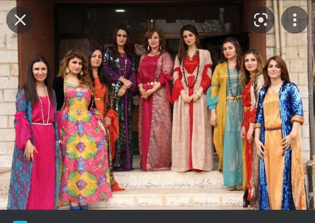 أزياء نساء من كردستان للاحتفال بالعيد.jpg