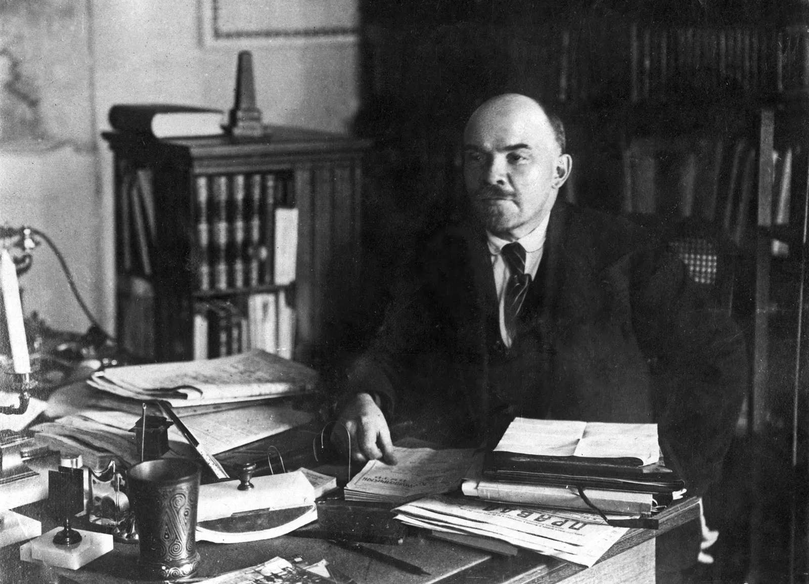 photograph-Vladimir-Ilich-Lenin-desk britanica222.jpg