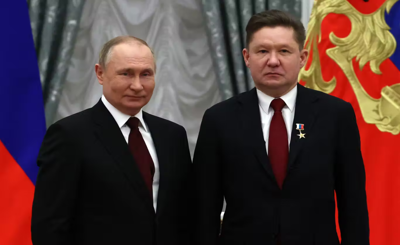 فلاديمير بوتين يقف لالتقاط صورة بجانب الرئيس التنفيذي لـ"غازبروم" أليكسي ميلر بعدما منحه لقب "بطل العمل في روسيا الفيدرالية" خلال احتفال تكريم في الكرملين