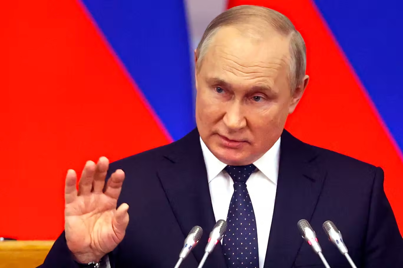 هدد فلاديمير بوتين بقطع الغاز عن دول أخرى (أ ب)