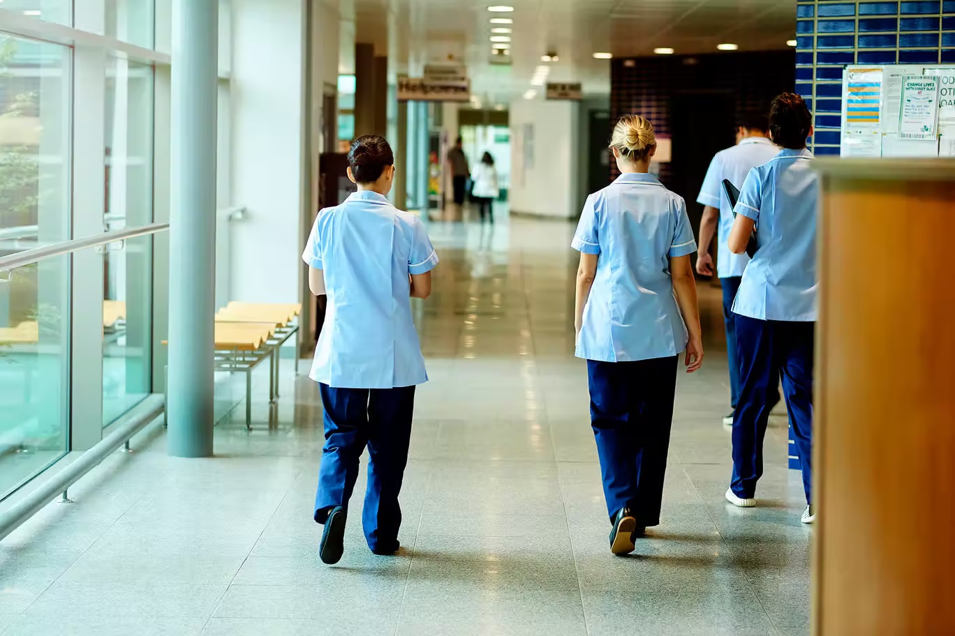 أعداد مغادرة الممرضين والممرضات لوظائفهم في "خدمات الصحية الوطنية" عادت لأعلى مستوياتها ما قبل الجائحة، بينما لا يزال هناك 40000 وظيفة شاغرة (غيتي)