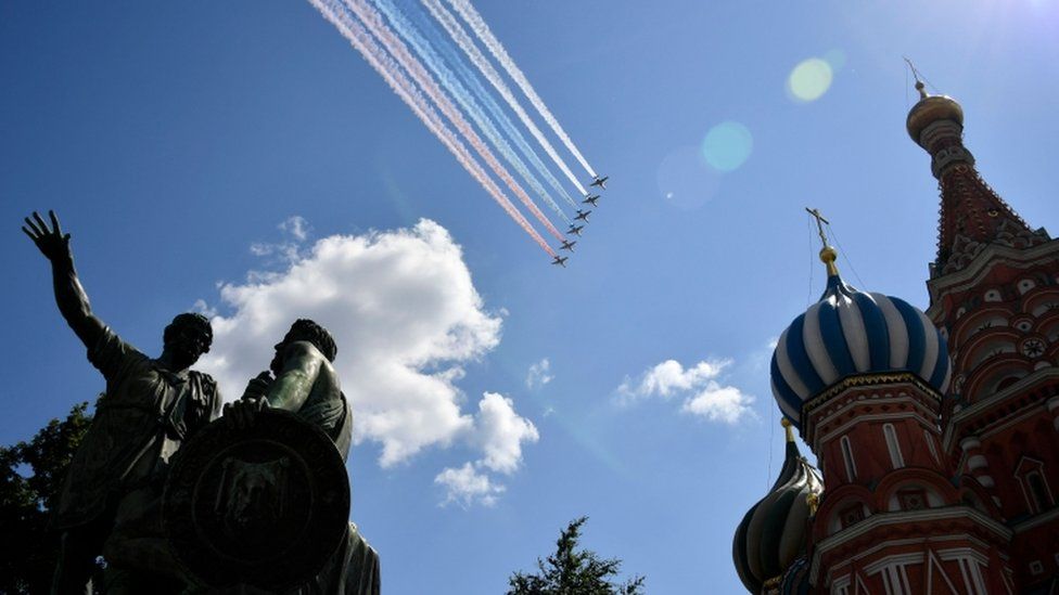استعراض جوي ضمن احتفالات يوم النصر على النازية في موسكو (أ ف ب)