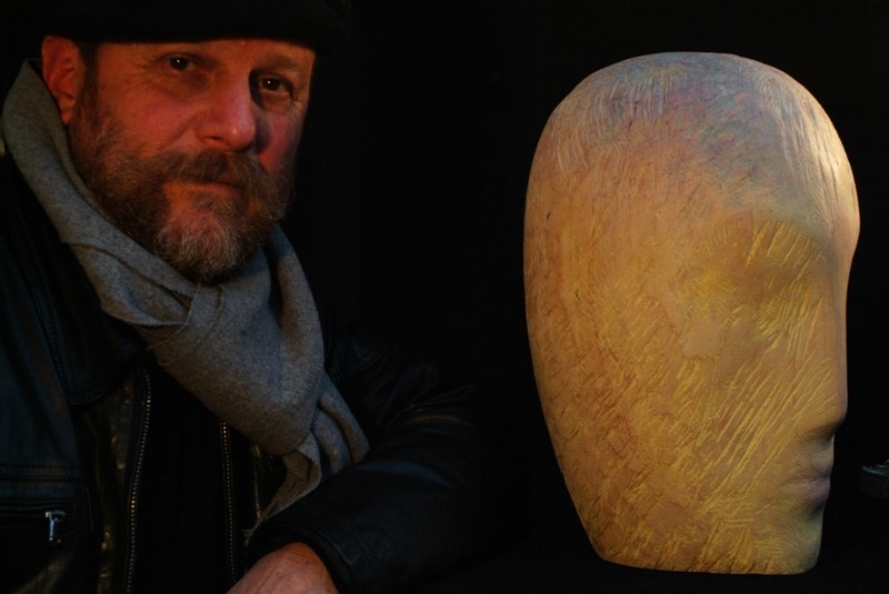 thumbnail_الفنان السوري مصطفى علي.jpg