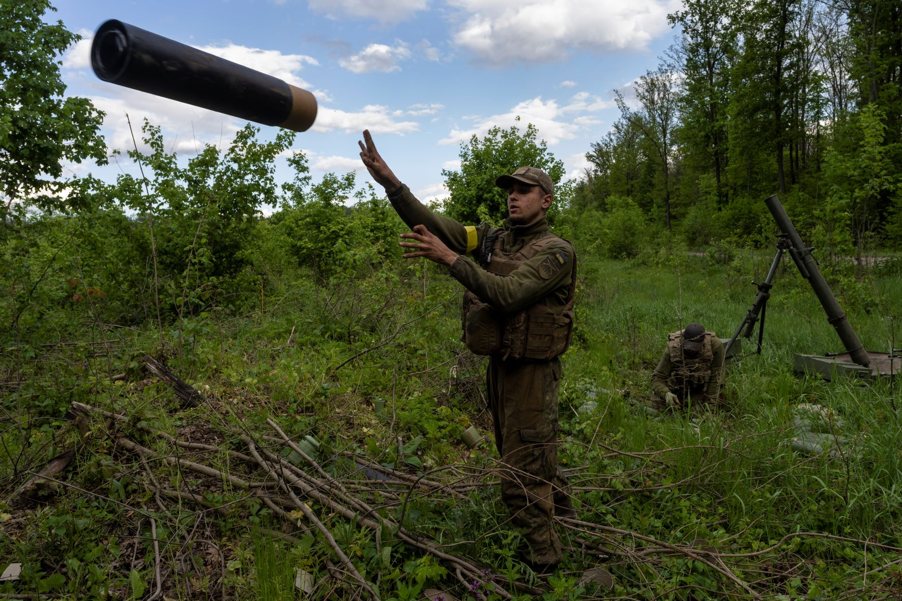 جندي أوكراني يستعد لإطلاق نيران مدفع هاون على موقع روسي قرب "خاركيف"، بتاريخ 17 مايو 2022 